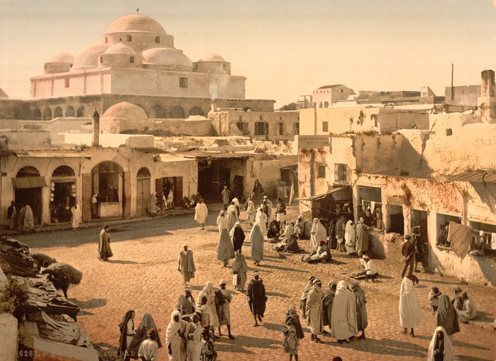 La Place Bab Souika, Tunis, Tunisie, vers 1899