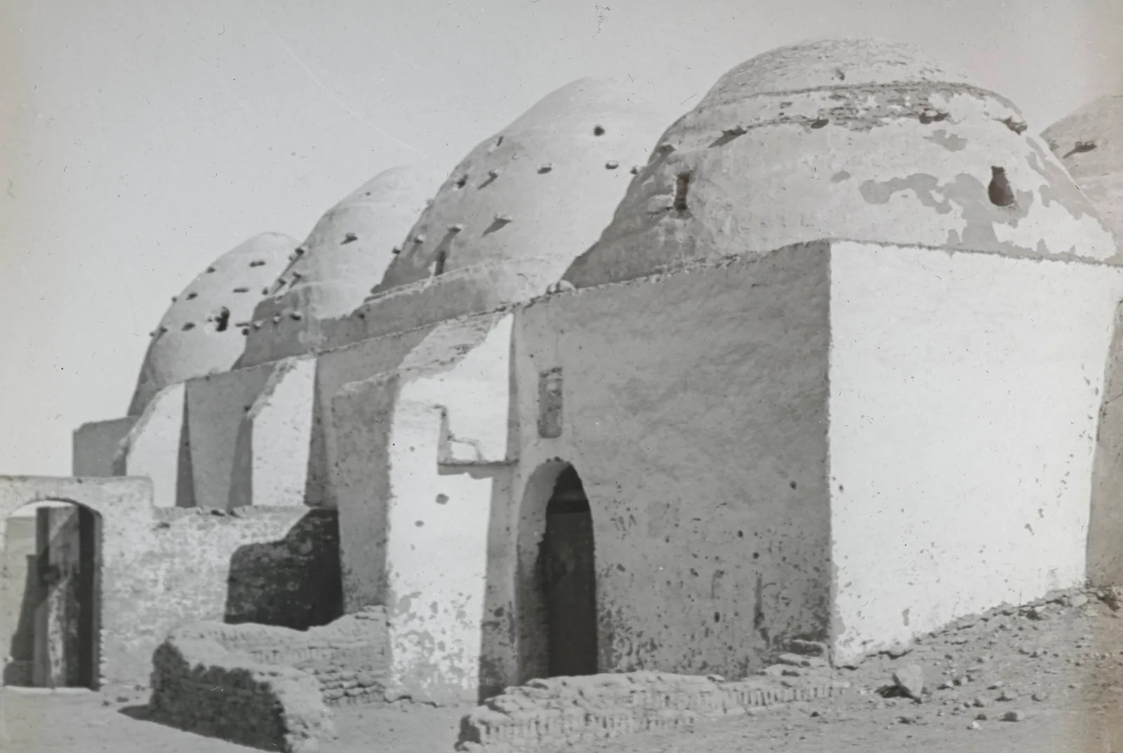 L’Entrée de l’église copte, Tôd, Égypte, 1936