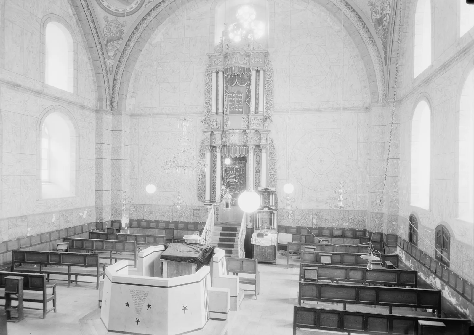 L’Intérieur de la synagogue Hourva, Jérusalem, Palestine ottomane, 1934–1939