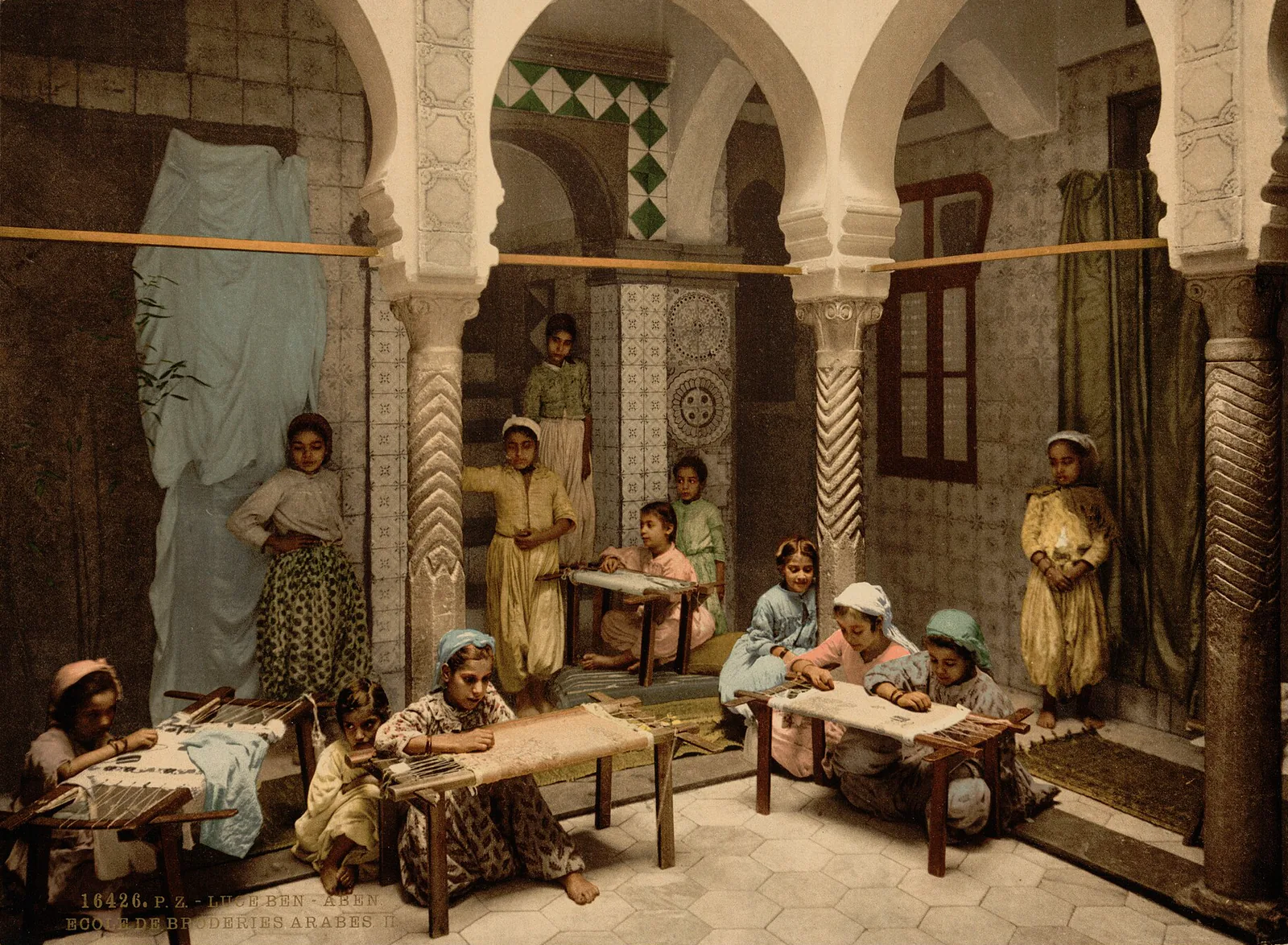 L’École de broderies, Alger, Algérie, vers 1899