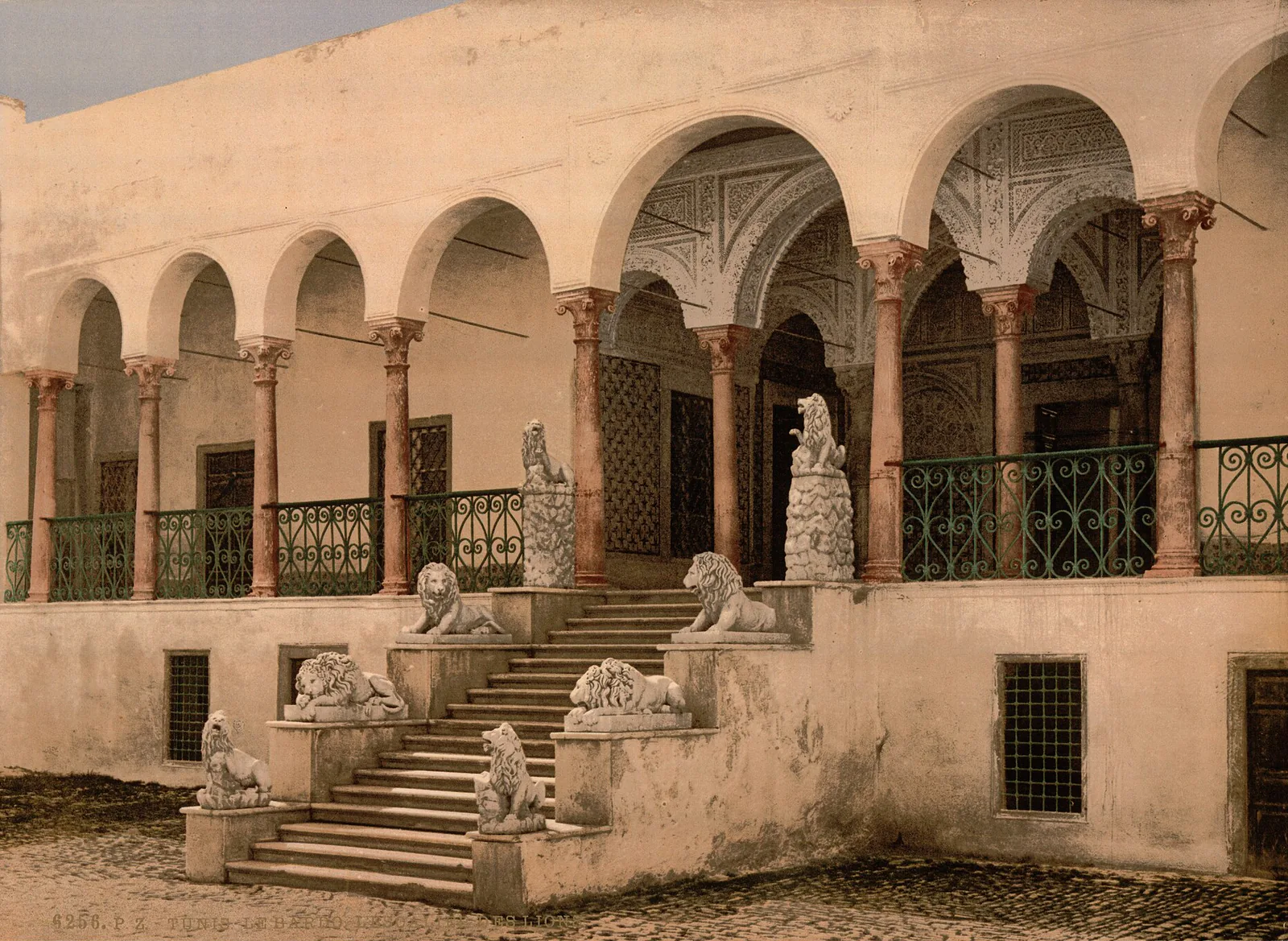 L’Escalier des lions du Bardo, Tunis, Tunisie, vers 1899
